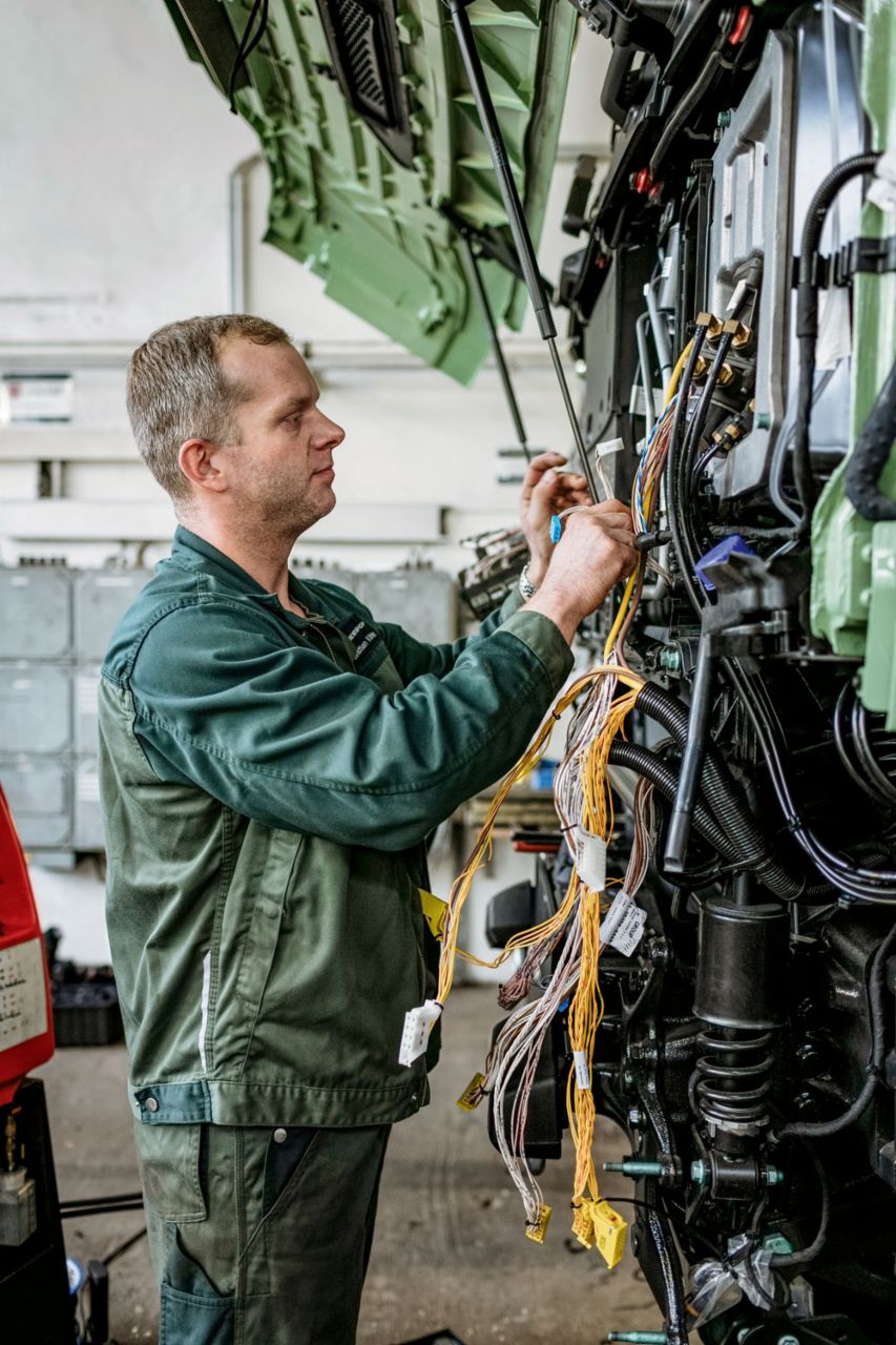 Mit viel Sorgfalt – der Techniker demontiert die Elektronik. Das Fahrerhaus wird später mit einer Luftfilteranlage ausgerüstet.