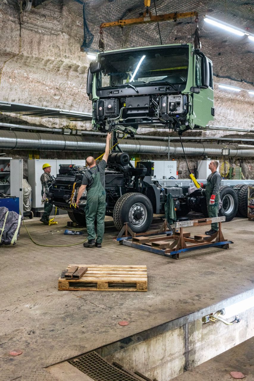 Neu zusammengesetzt – in der Grube wird der Lkw wieder aufgebaut. Fünf Wochen hat der gesamte Prozess beansprucht.