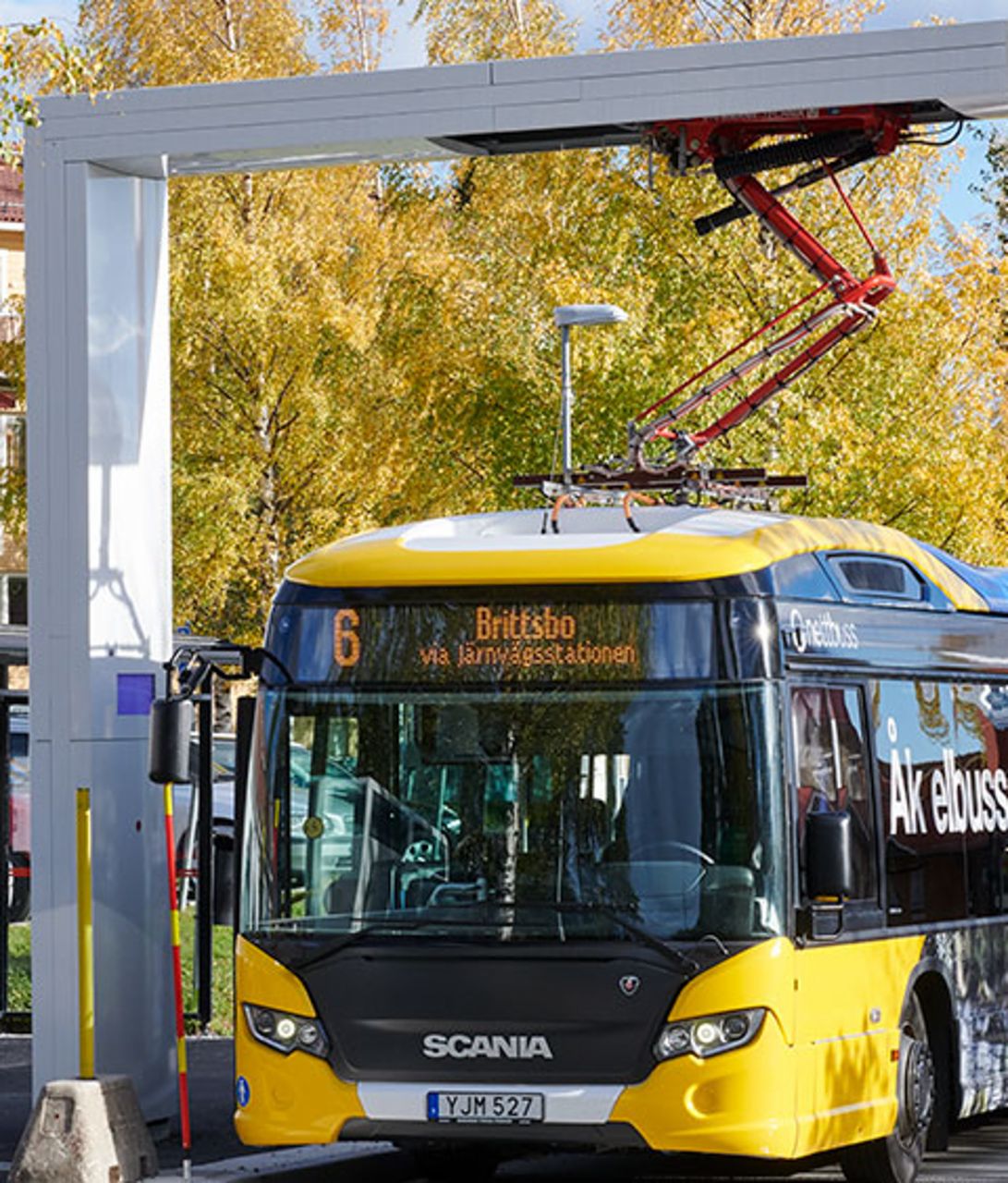 An den Endstationen werden die Busse mit Stromabnehmern 6–8 Minuten aufgeladen. Genug, um die nächste Endstation zu erreichen, wo sie dann erneut geladen werden.