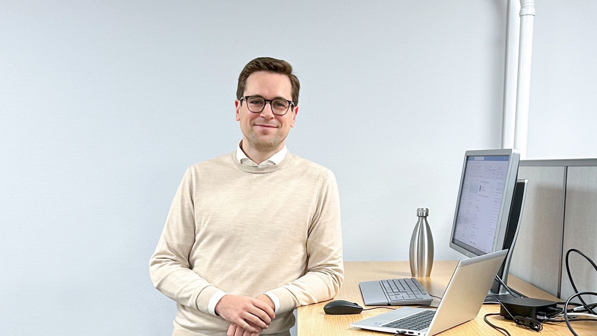 Philipp Lassernig an seinem Schreibtisch