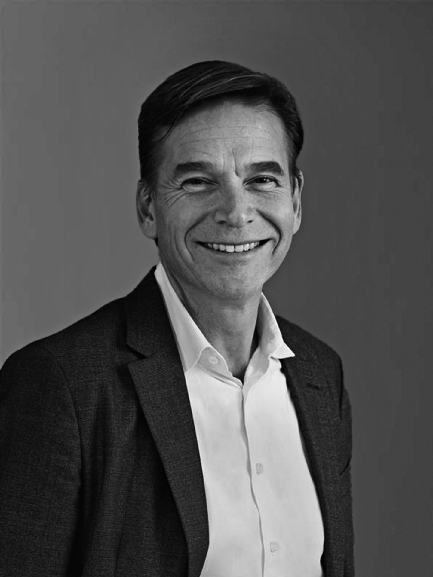 schwarz-weis Portrait von Christian Levin, Vorstandsvorsitzender der TRATON SE und Chief Executive Officer Scania