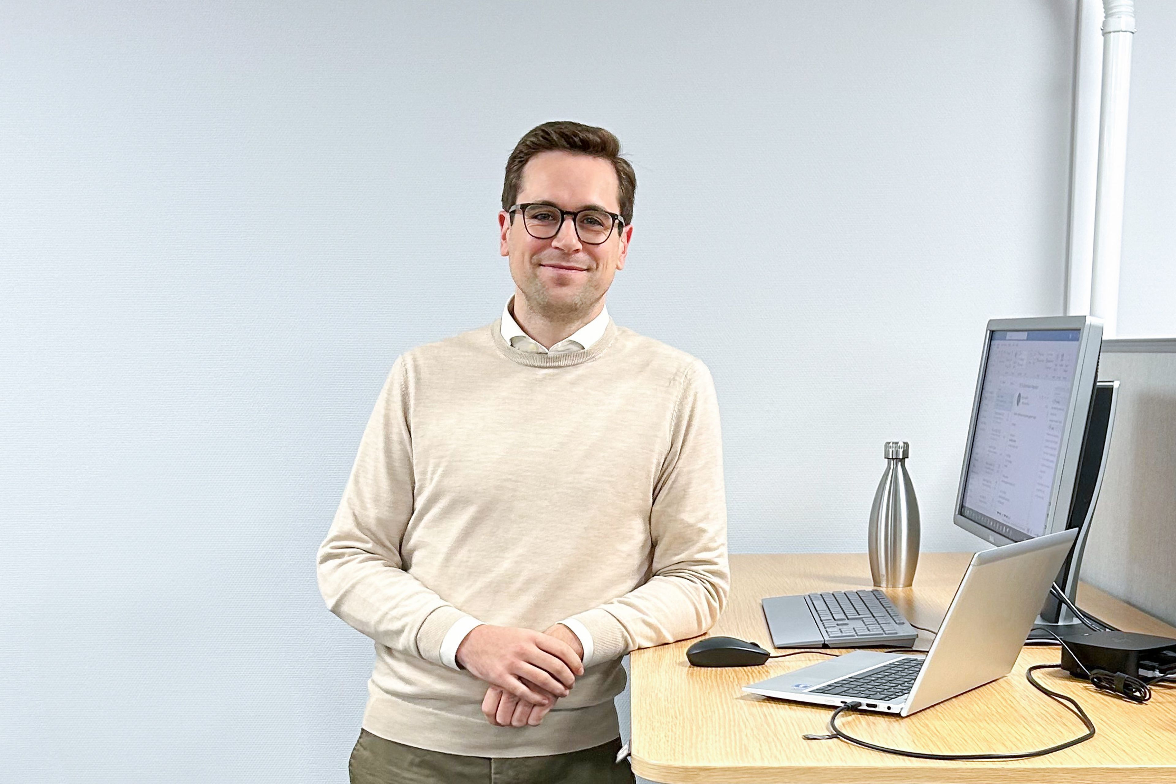 Philipp Lassernig an seinem Schreibtisch