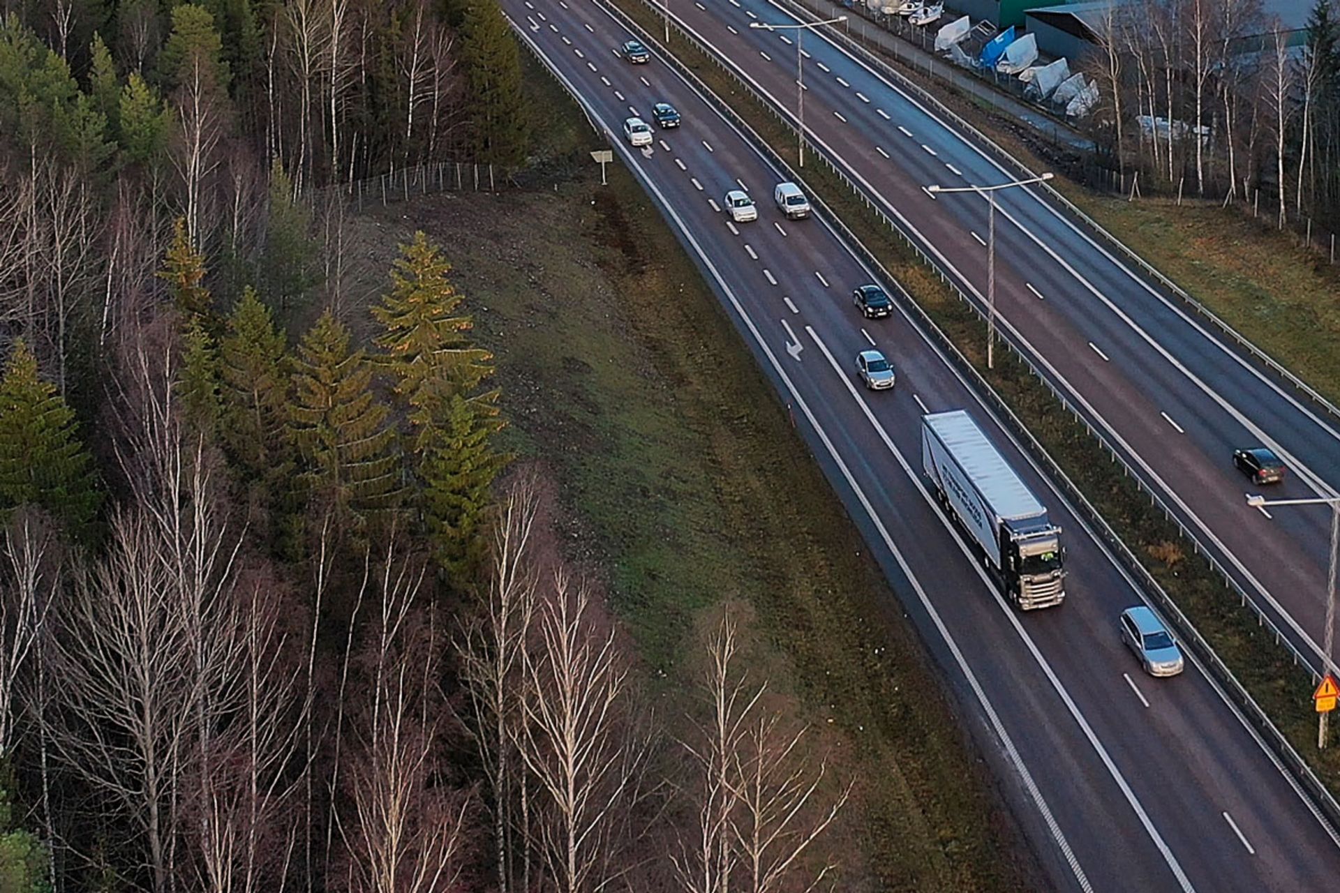 Scania Hub2Hub test truck Scania Hub2Hub test truck operating on Swedish highway.