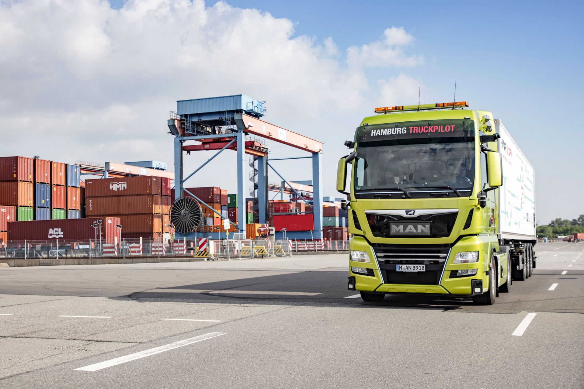 MAN Truckpilot An autonomous prototype truck from MAN successfully maneuvers at the container terminal in Hamburg.