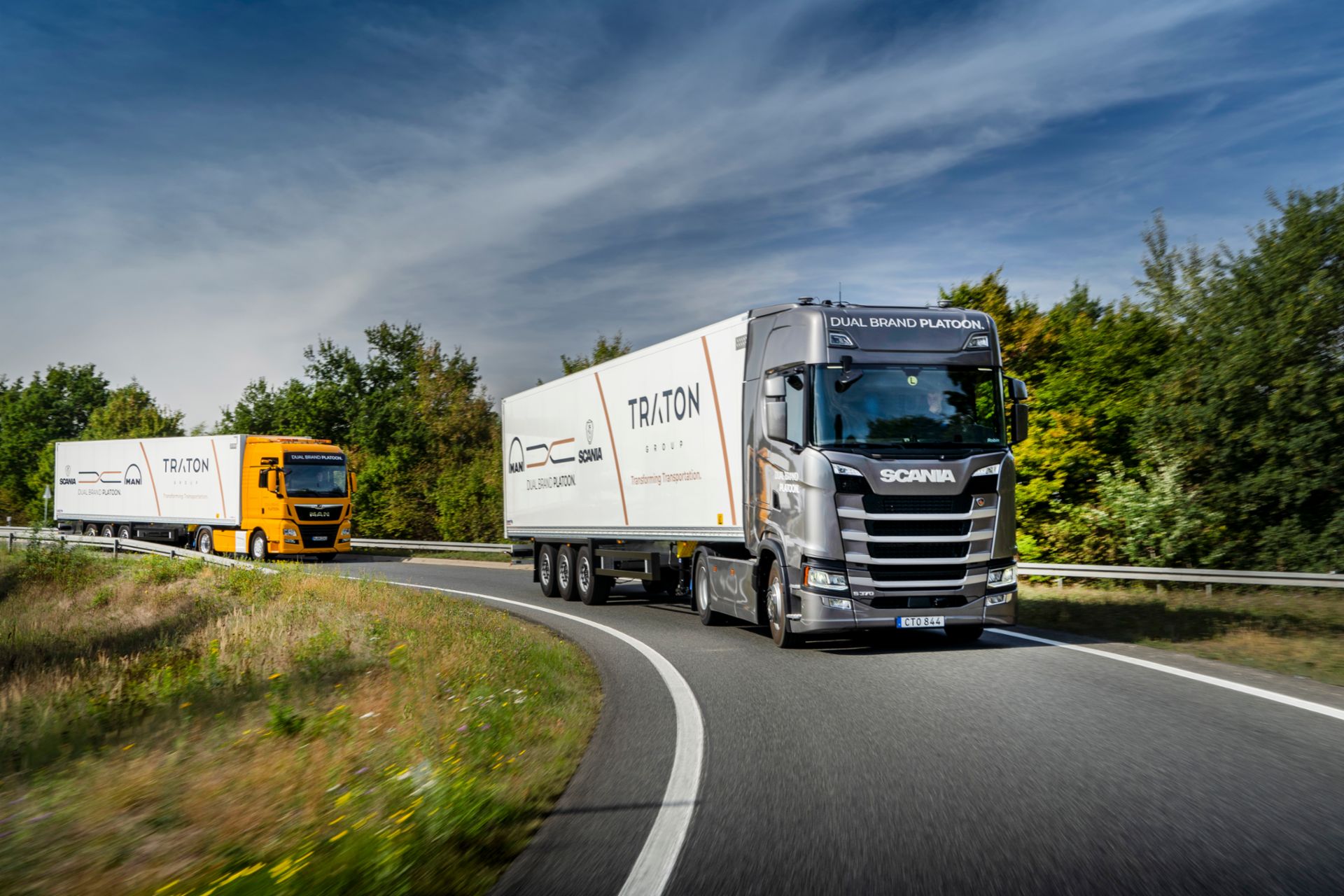 MAN and Scania in a dual brand platoon.
                 