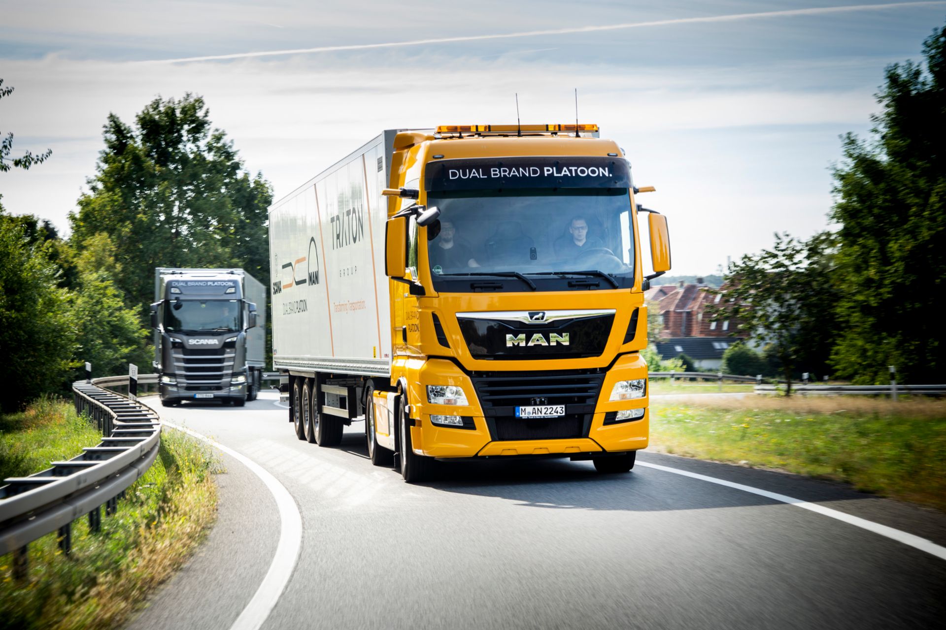  Lkw von der Firma MAN fährt auf Autobahn