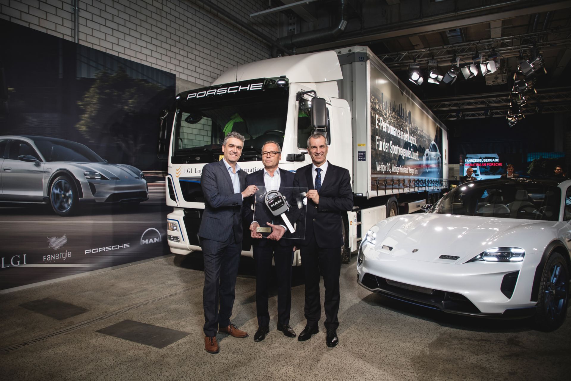 (v.r.) Albrecht Reimold, Vorstand für Produktion und Logistik Porsche AG, Eckhard Busch, Geschäftsführer LGI Logistics Group International GmbH, Dr. Manuel Marx, Leiter Gesamtfahrzeugentwicklung MAN Truck & Bus AG. 