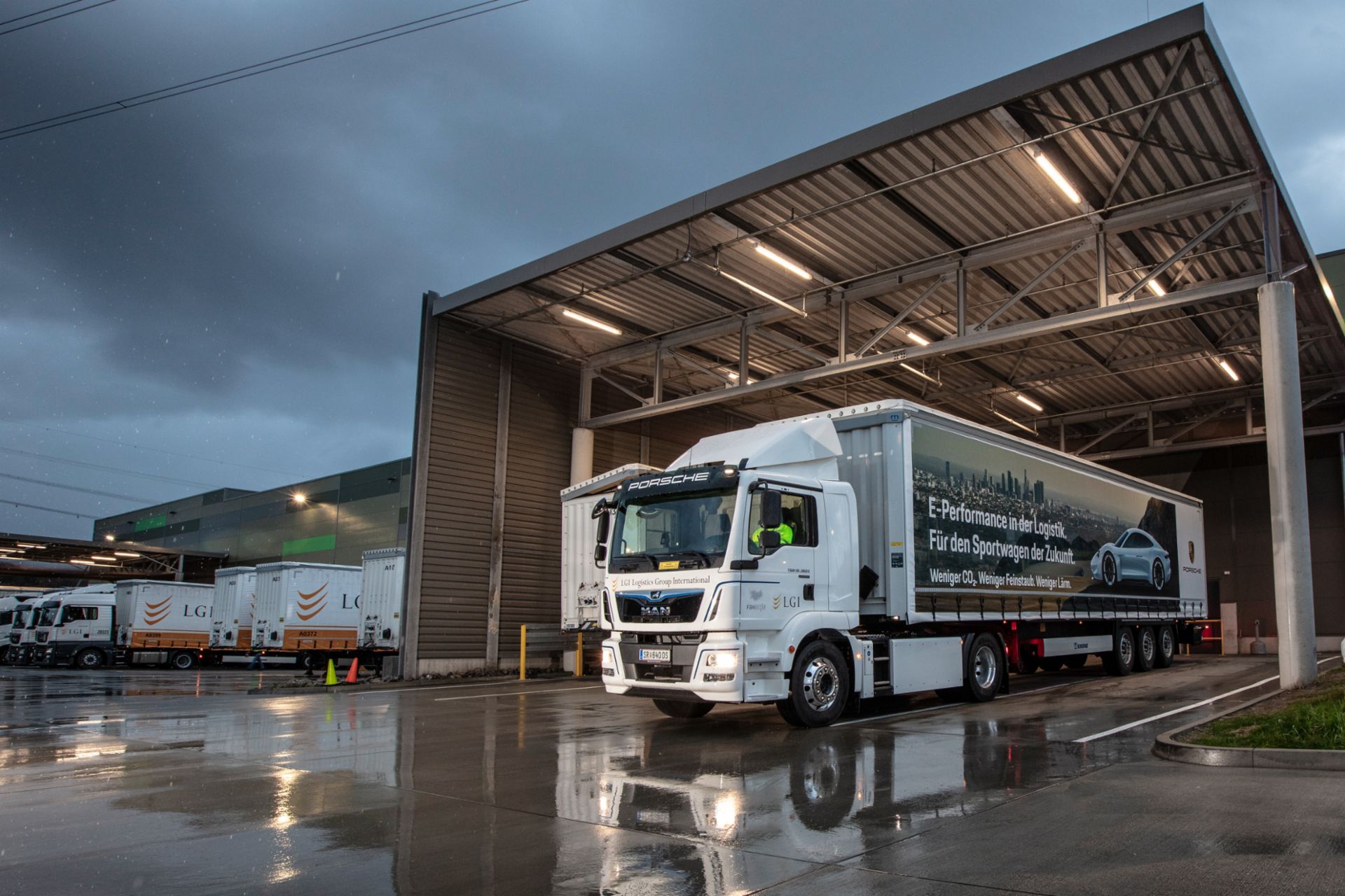 Der abgasfreie und nahezu geräuschlose 32-Tonner ergänzt künftig die Nutzfahrzeugflotte für die Produktionslogistik am Porsche-Stammsitz Stuttgart-Zuffenhausen.
                 