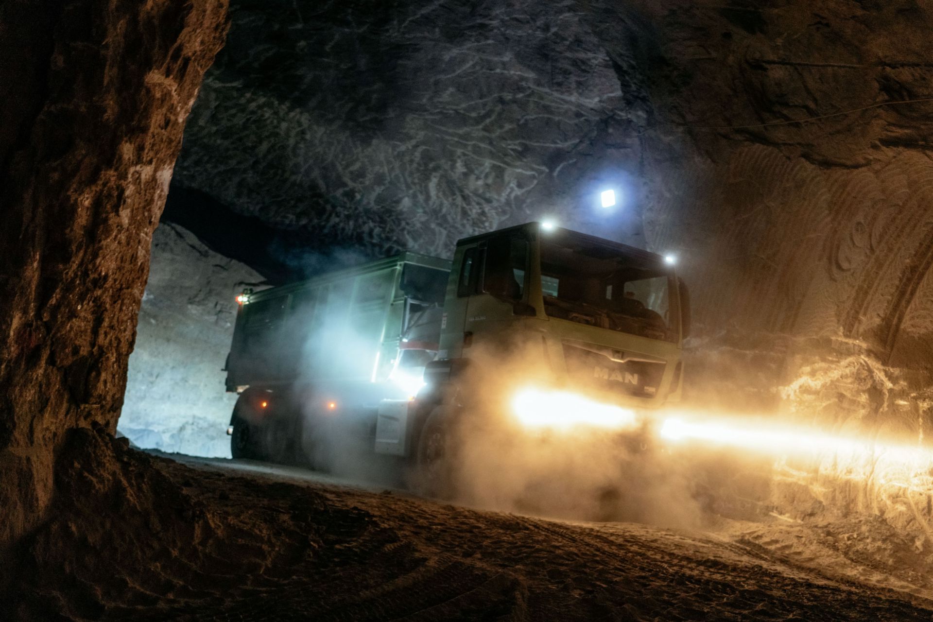 Kraftvoll und kompakt – der MAN HydroDrive kommt im Bergbau bestens zurecht.
                 