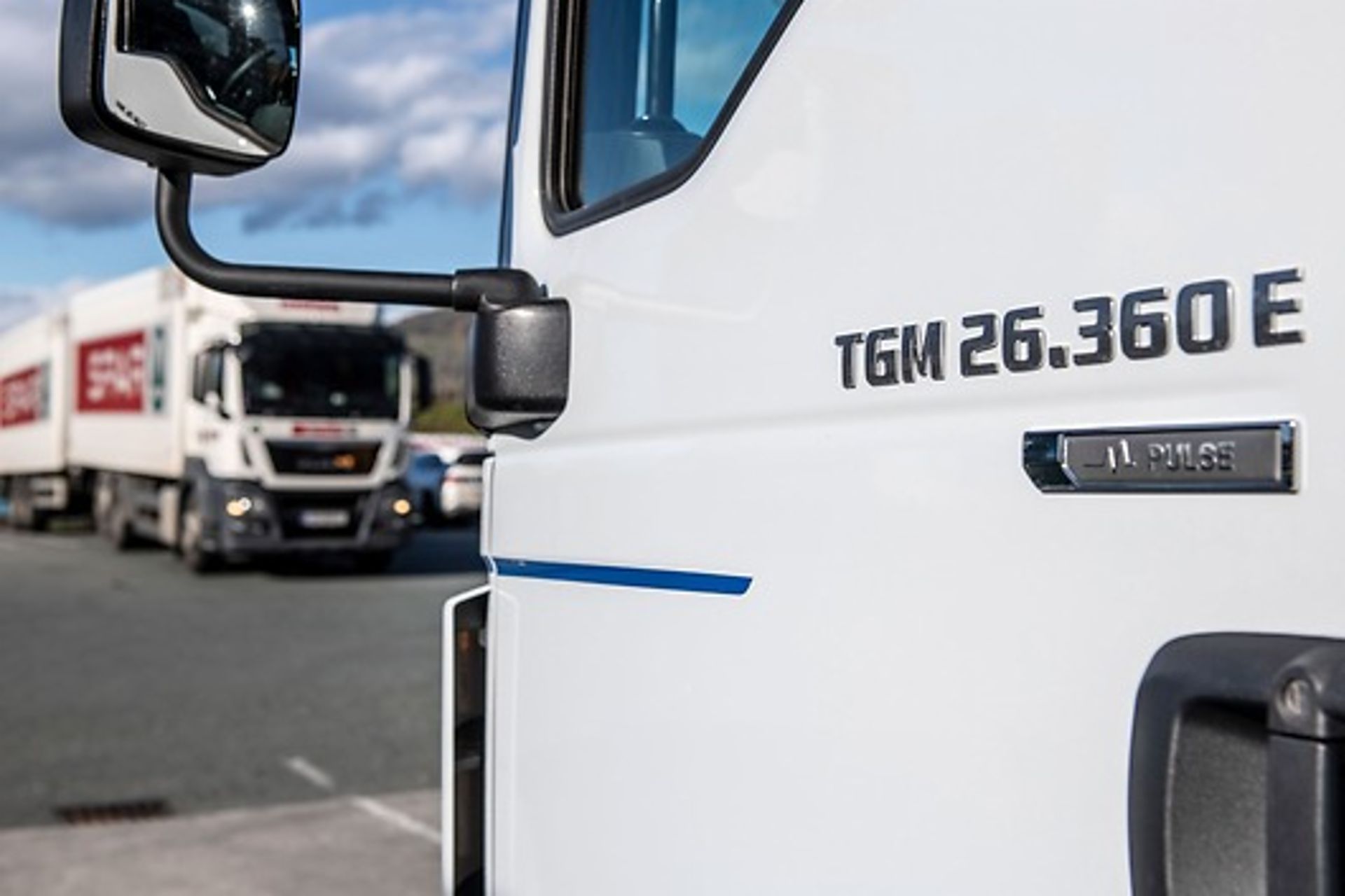 Optisch unterscheidet sich der vollelektrische 26-Tonner kaum von seinen dieselbetriebenen „Kollegen“, das E im Typenschild verrät den Unterschied.