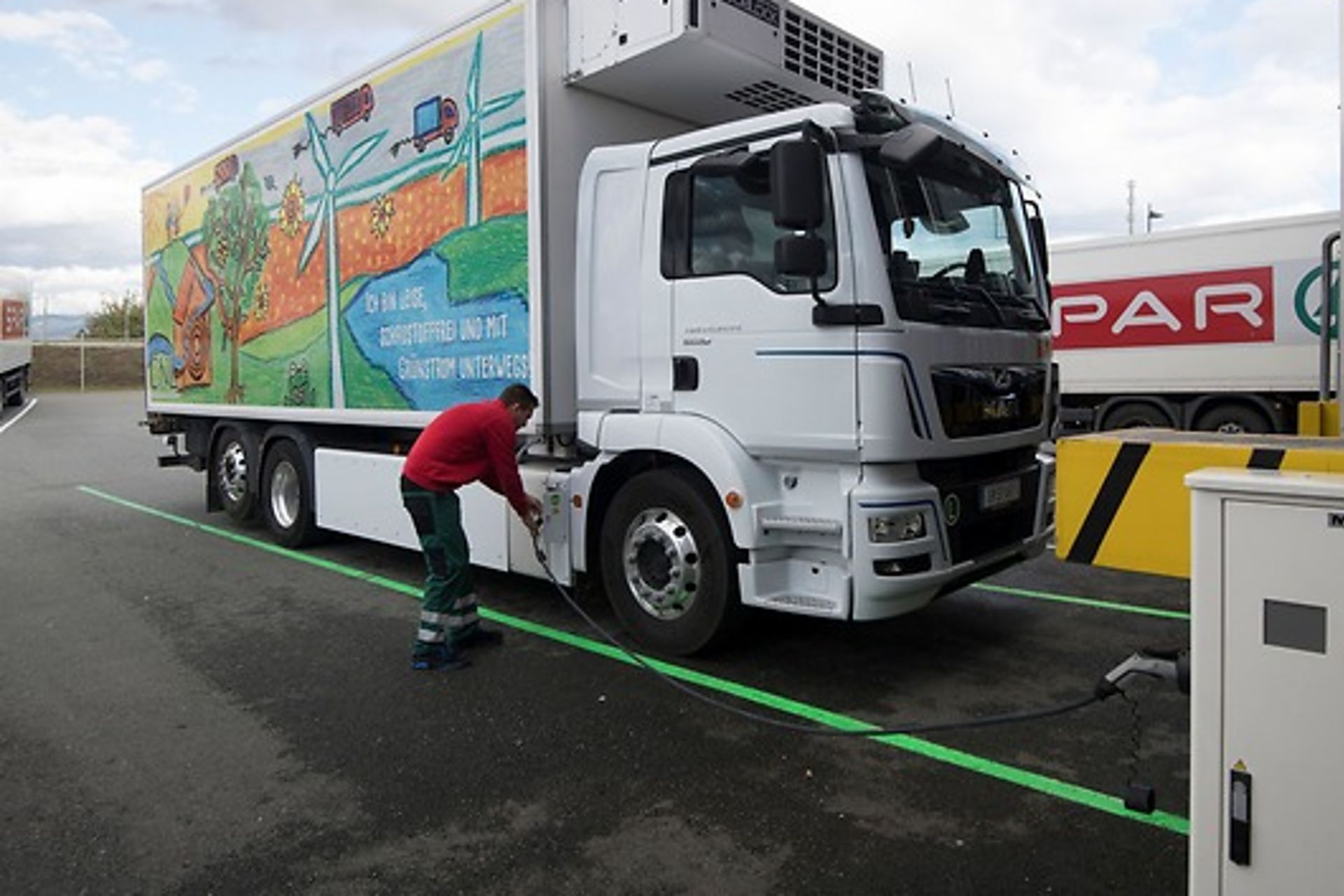 Der eLkw hat auf dem Hof der SPAR-Zentrale seinen eigenen „grünen“ Parkplatz mit 44-kW-Stromanschluss.