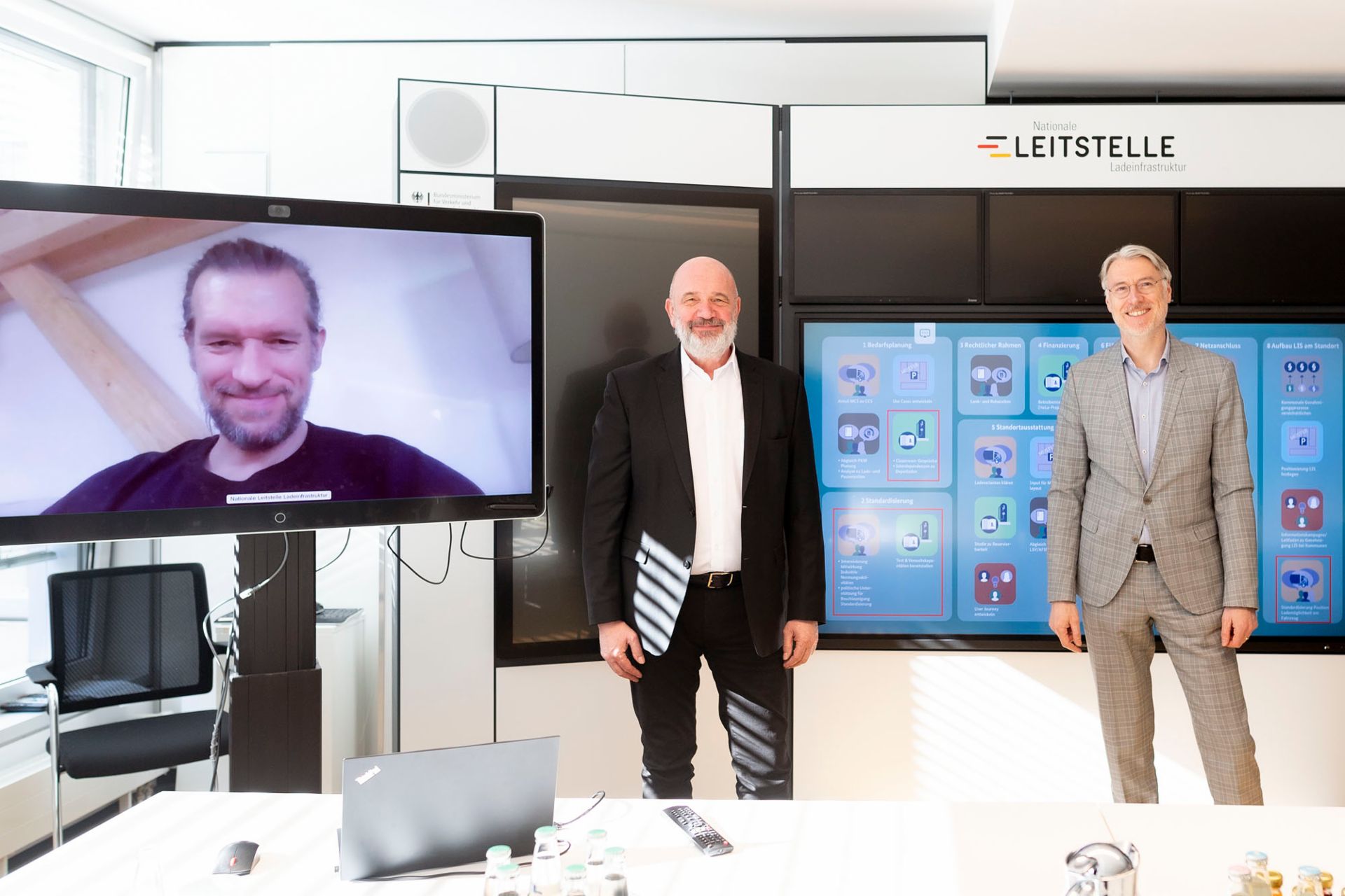 Bernd Osterloh, member of the Executive Board of the TRATON GROUP, on a visit to the National Centre for Charging Infrastructure in Berlin and Johannes Pallasch, spokesperson for the Management team of the National Centre for Charging Infrastructure.
                 