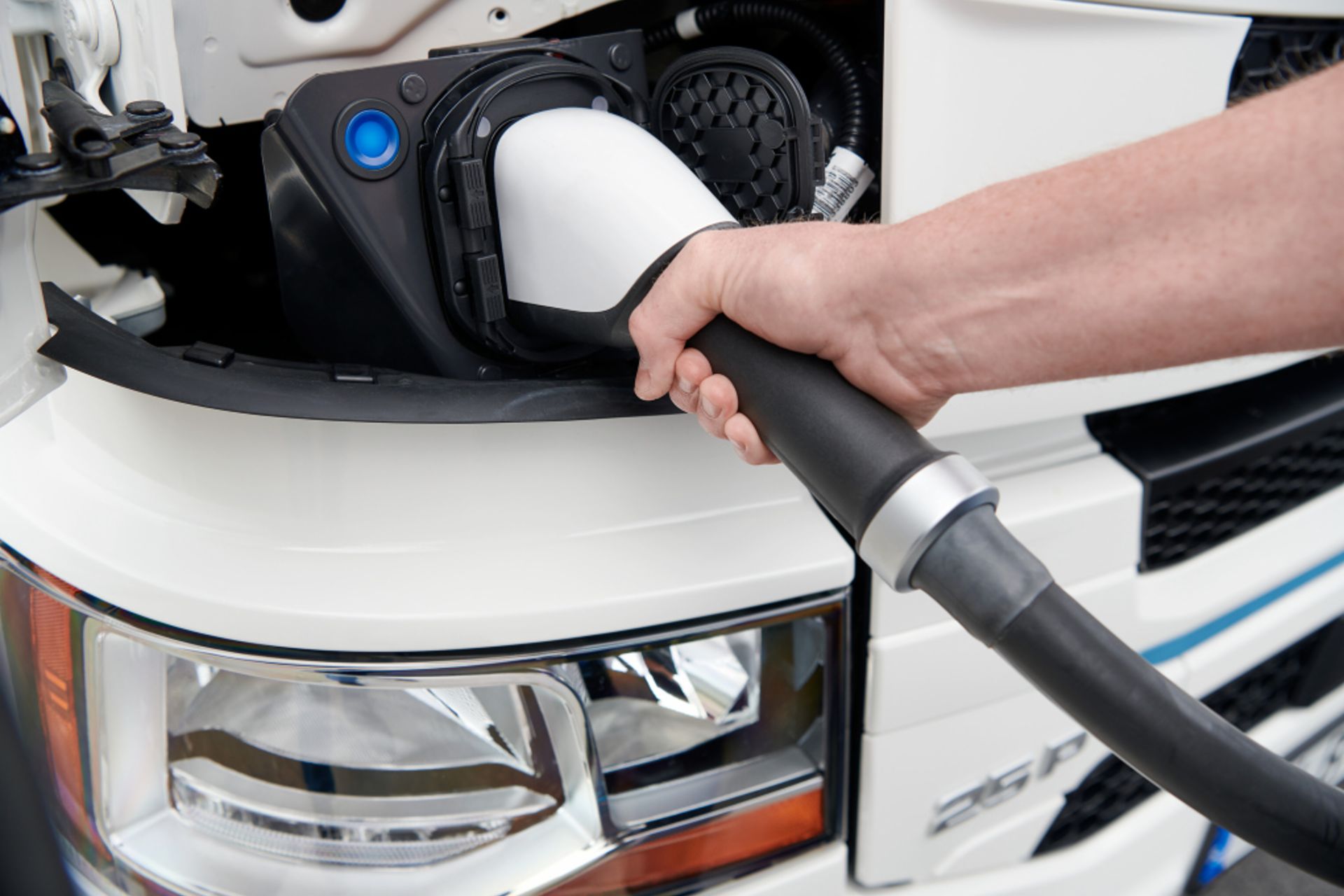 Fraunhofer analysis sees battery-electric trucks at an advantage over hydrogen trucks
                 