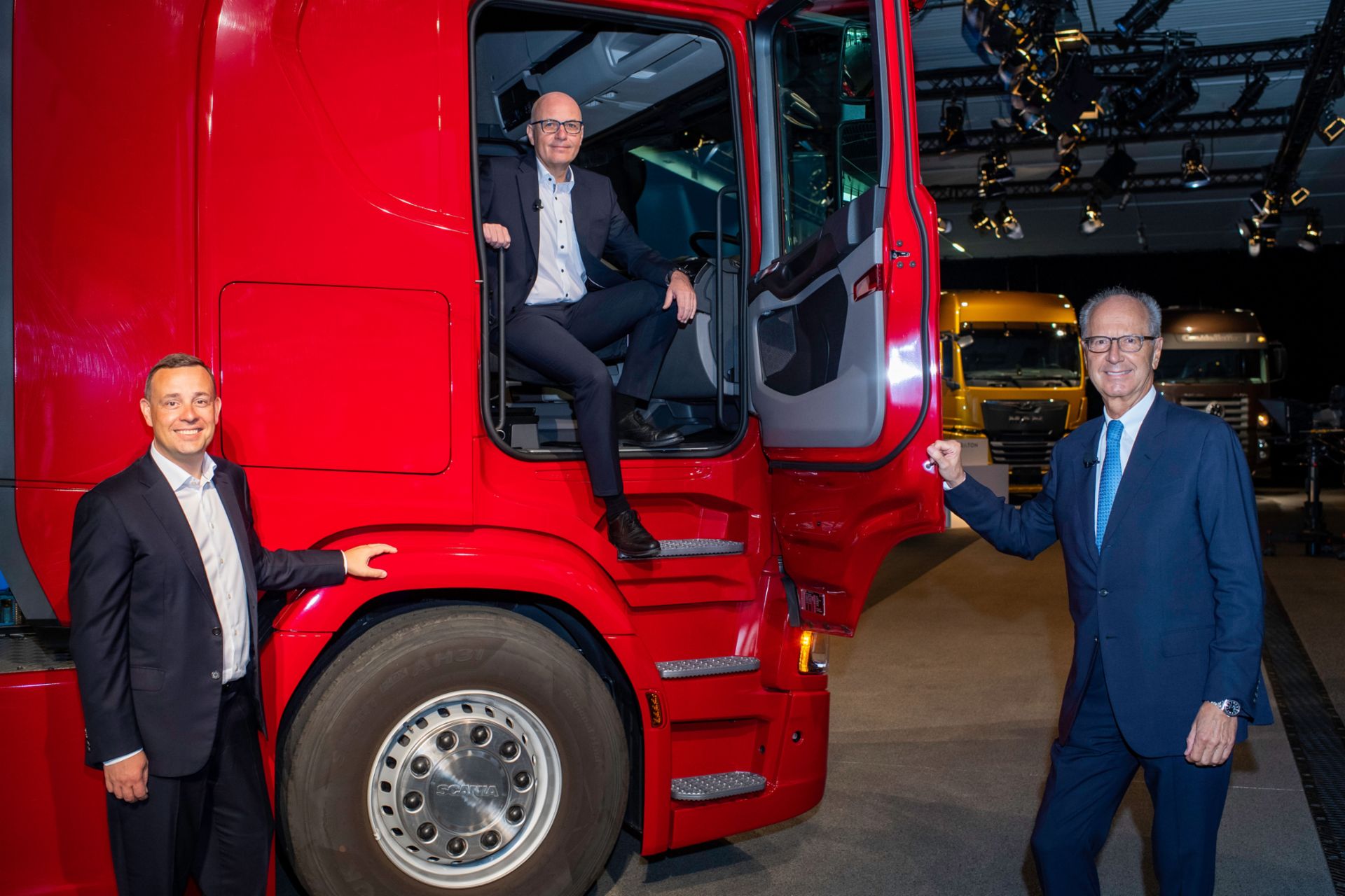 Virtuell AGM TRATON SE: Christian Schulz, CFO TRATON SE with Matthias Gründler, CEO TRATON SE and Hans Dieter Pötsch, Chairman of the Supervisory Board TRATON SE.
                 