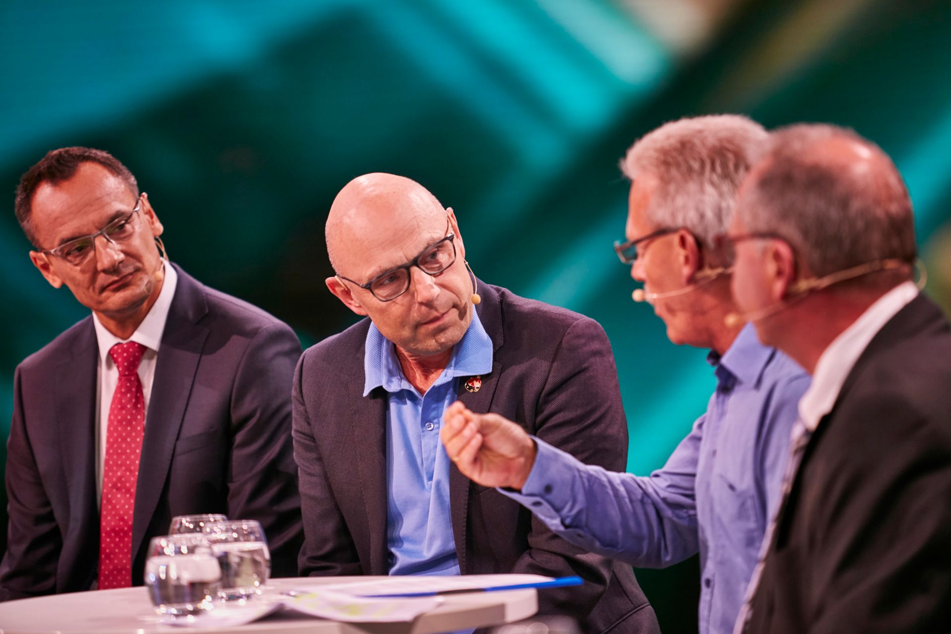 Hören dem Fahrer zu (von links): Jörg Mannsperger, Geschäftsführer der DEKRA Akademie GmbH, Spediteur Hubert Kobernuß, Berufskraftfahrer Axel Flaake und Udo Schiefner (MdB und stellvertretender verkehrspolitischer Sprecher der SPD-Fraktion).