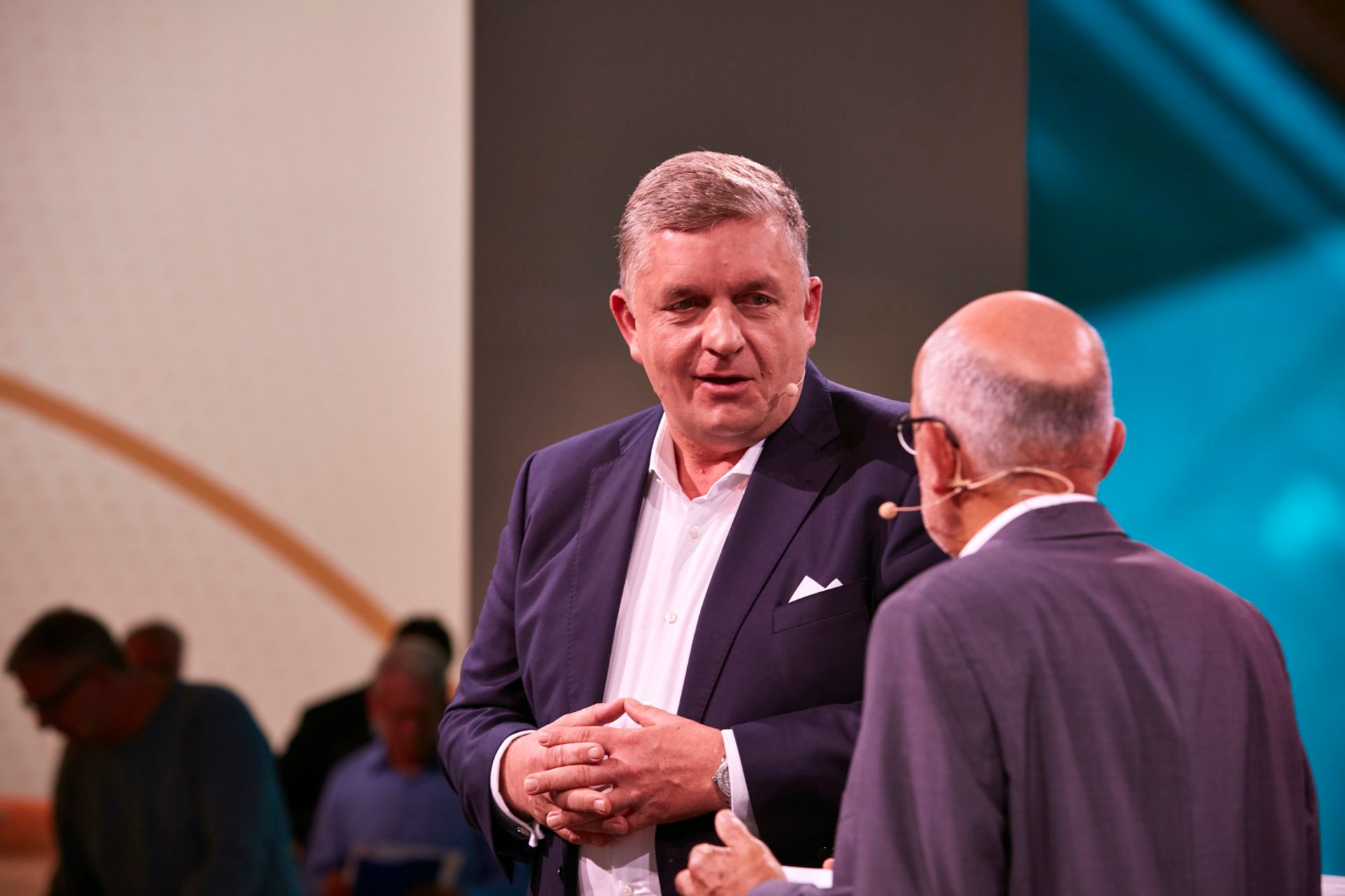 Ein klares Bekenntnis zum Fahrerberuf gab MAN Deutschland Vorstandsvorsitzender Holger Mandel, hier mit Moderator Werner Bicker.