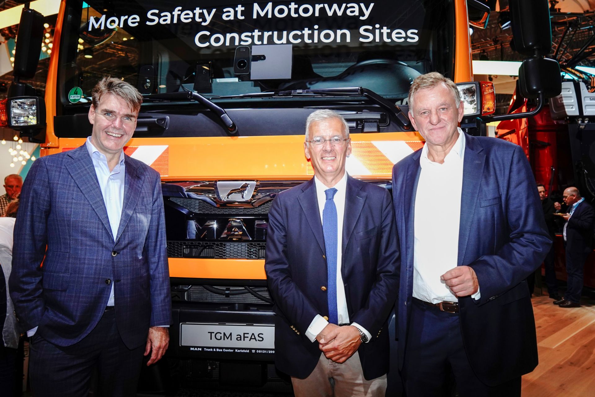 Joachim Drees (links), CEO MAN Truck & Bus bei der Verleihung des Truck Innovation Award durch Jury-Vorsitzenden Gianenrico Griffini. Rechts: TRATON CEO Andreas Renschler.