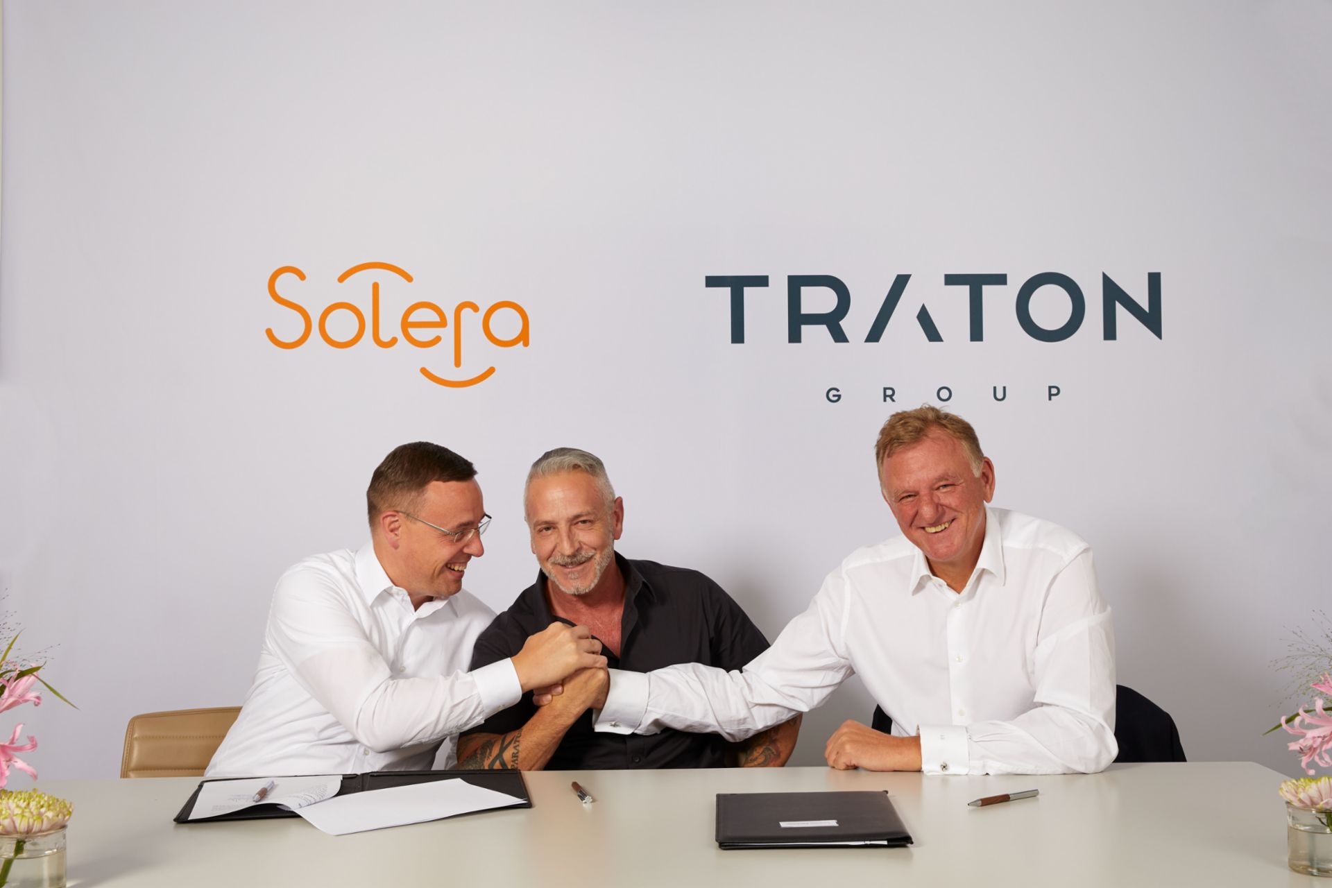 (von rechts nach links)
Christian Schulz, Vorstand für Finanzen der TRATON AG
Tony Aquila, Gründer und Vorsitzender der Solera Holdings, Inc.
Andreas Renschler, Vorsitzender des Vorstands der TRATON AG und Mitglied des Vorstands der Volkswagen AG
                 
