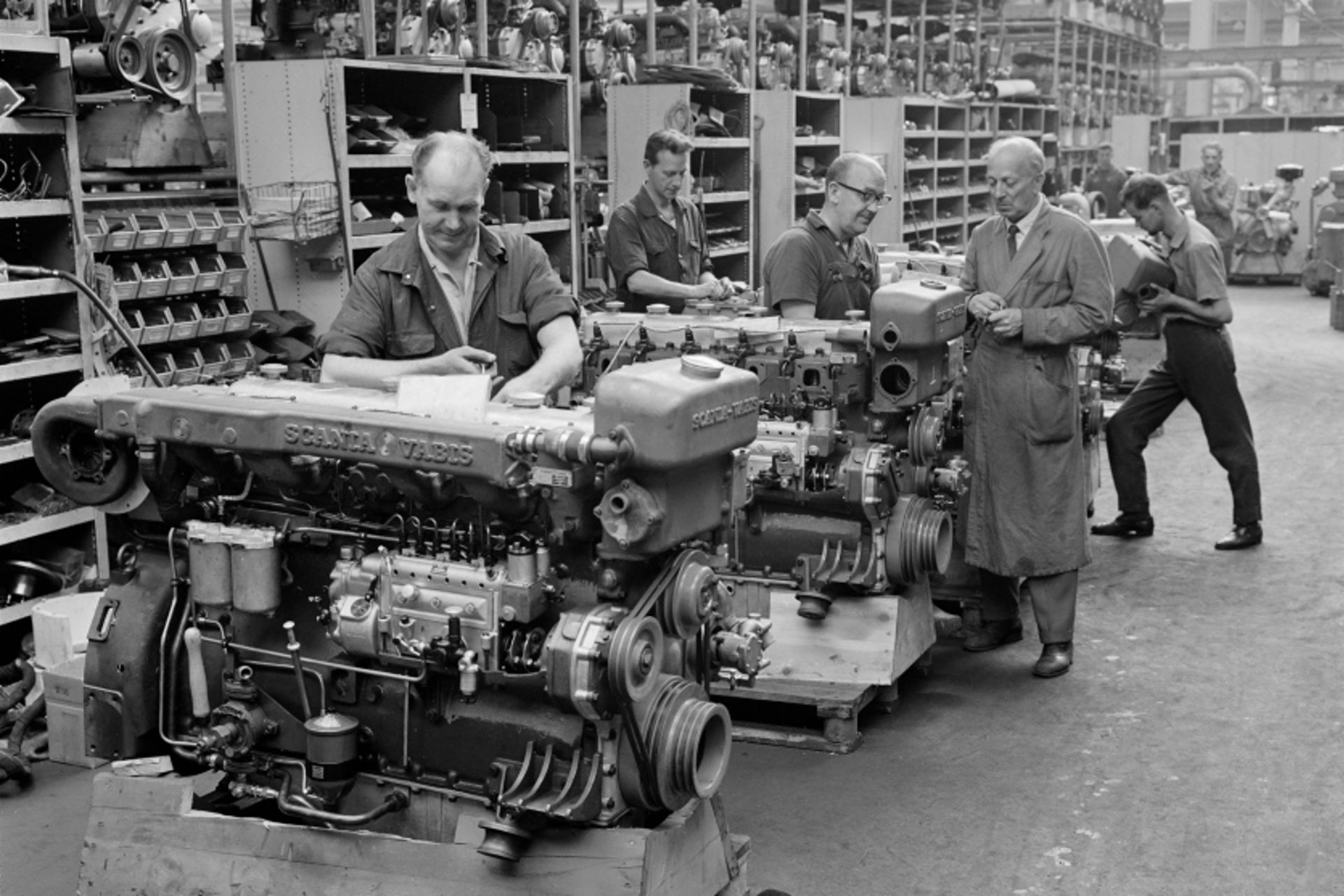 Old black and white image of an engine asssembly of DSI 10 engines in Södertälje (Sweden)