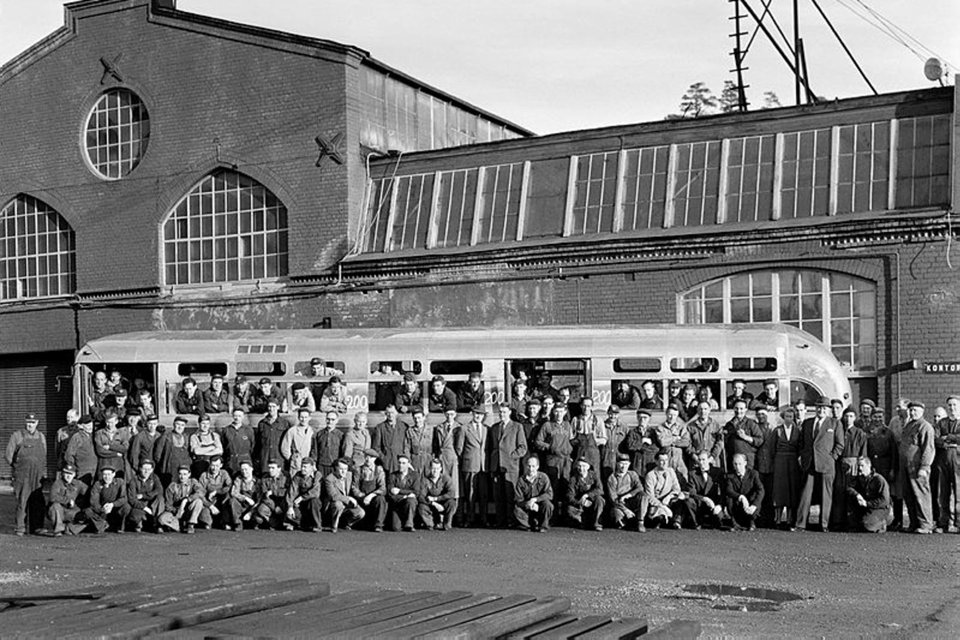 Group picture of the employees in front of the Metropol bus under construction 