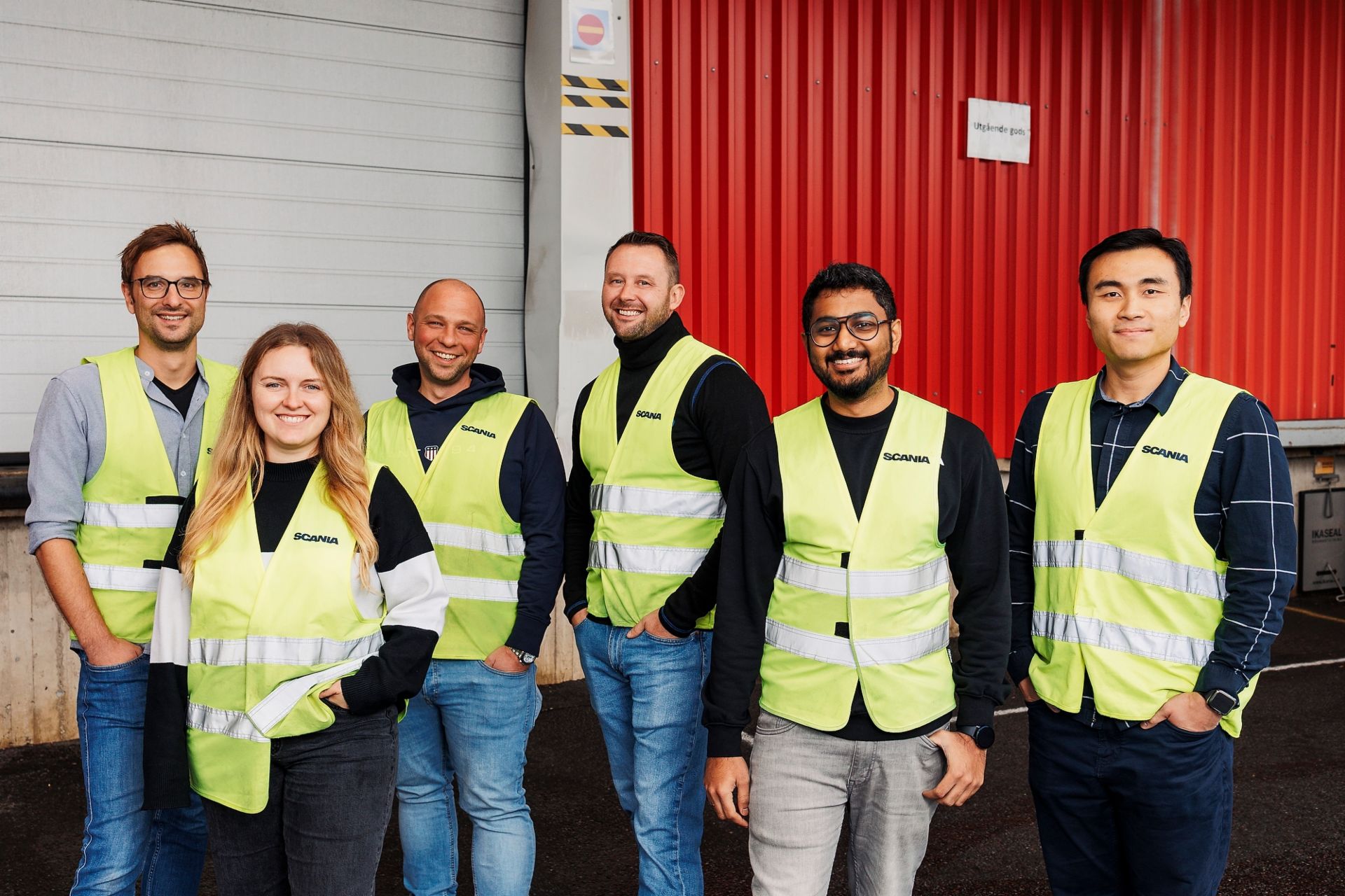 Manuel Federhofer, Christina Brunhardt, Agostino Catalano, Adrian Geigenmüller, Aswin Ravikumar, and Xinzhi Wu standing with yellow security vests. They are all working on the development of the production processes that will enable global production of the future battery platforms. 