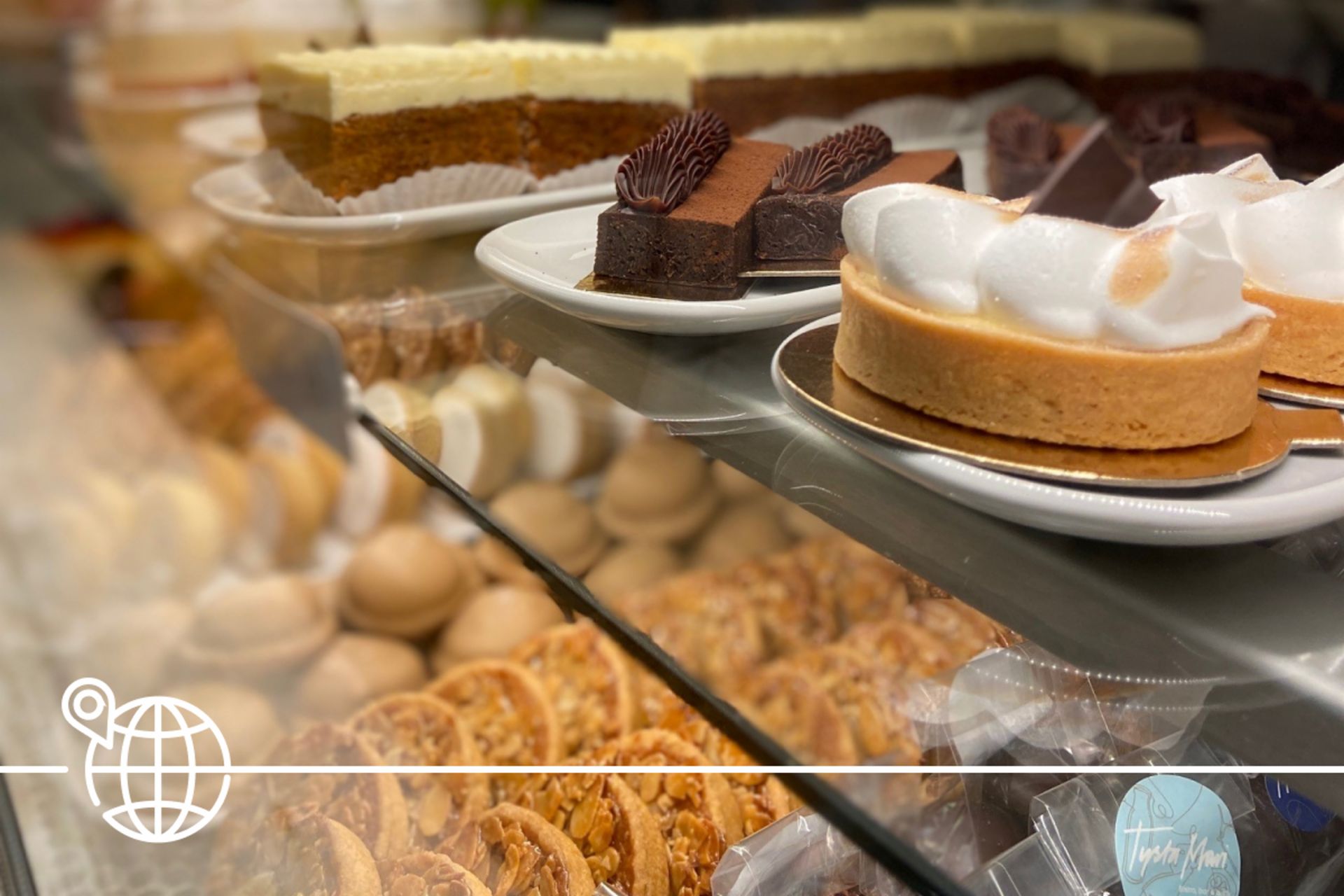 Vitrine mit Kuchen Vitrine mit Kuchen