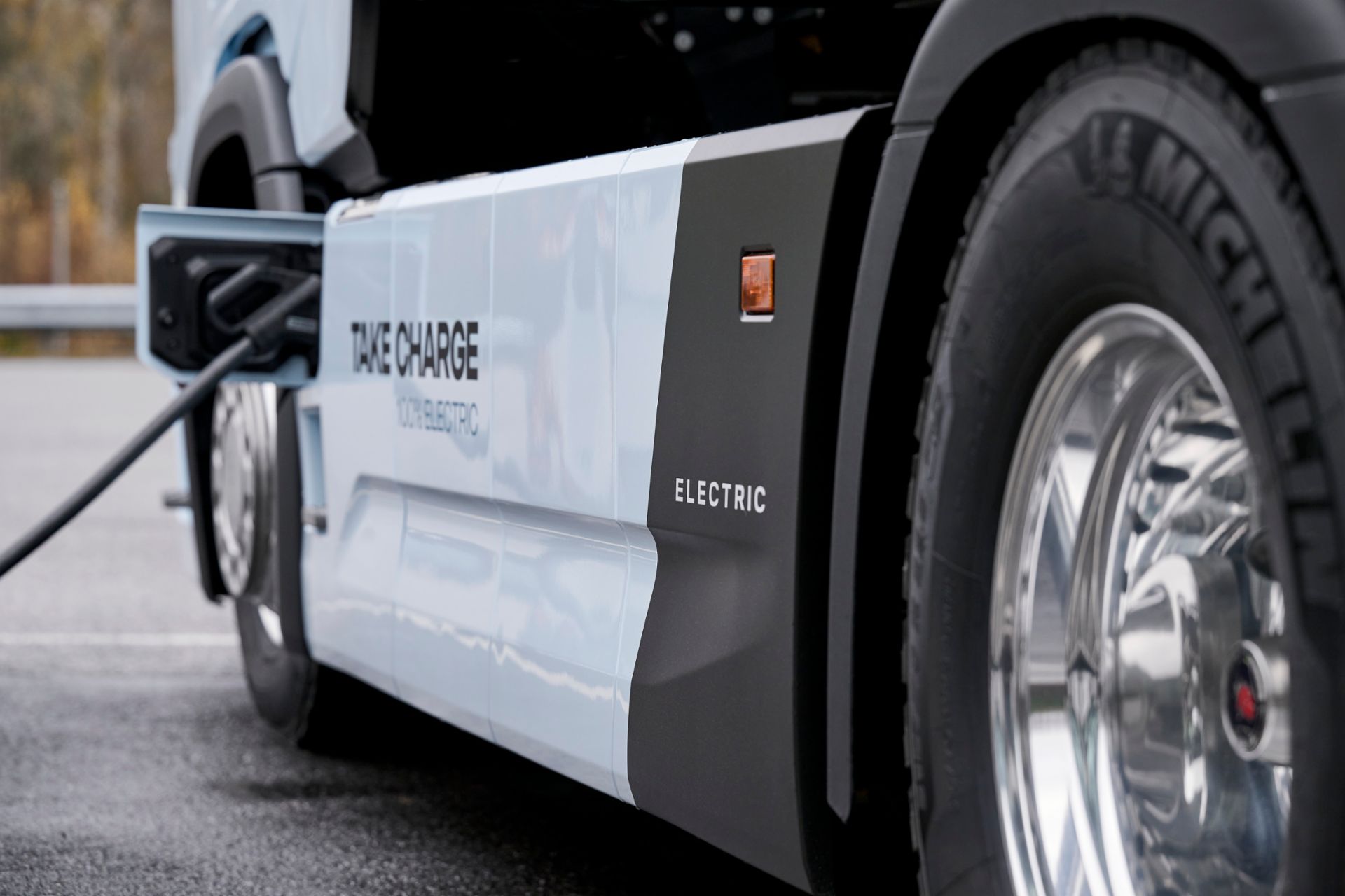 Gewerbliches batterieelektrische Nutzfahrzeug an einer Ladestation