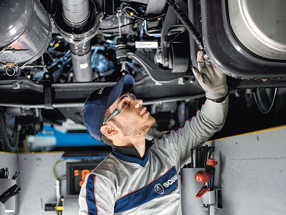 Ingenieur kontrolliert die Fahrzeugunterseite