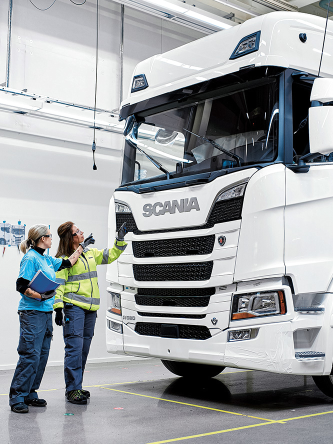 Zwei Frauen vor einem Scania Führerhaus